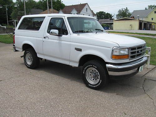 1993 ford bronco xlt four wheel drive !!