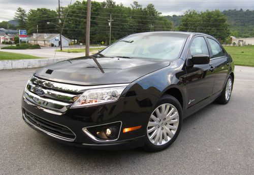 18k, black/tan, 40+mpg, leather, heated seats, backup camera, moonroof ~ loaded!