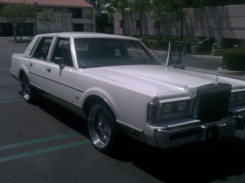 1988 lincoln town car classic white fully loaded extremely clean condition