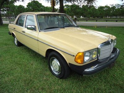 Florida 81' 300d diesel sedan outstanding clean carfax extra parts best offer !!