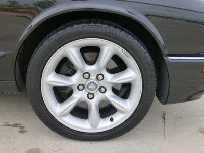 Base 4.0L CD 9 Speakers AM/FM radio Cassette Premium audio system Memory seat, image 3