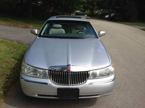 2002 lincoln town car signature sedan 4-door 4.6l