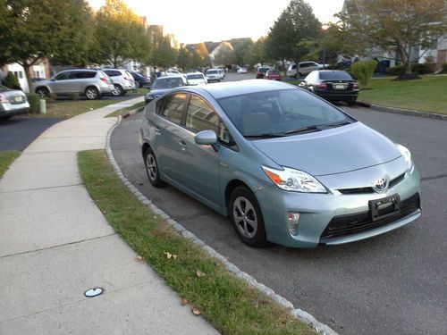 Beautiful 2013 hybrid prius needs a new home