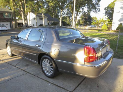 2004 Lincoln Town Car Ultimate Sedan 4-Door 4.6L, image 2