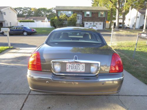 2004 Lincoln Town Car Ultimate Sedan 4-Door 4.6L, image 9