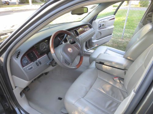2004 Lincoln Town Car Ultimate Sedan 4-Door 4.6L, image 11