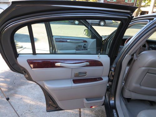 2004 Lincoln Town Car Ultimate Sedan 4-Door 4.6L, image 14
