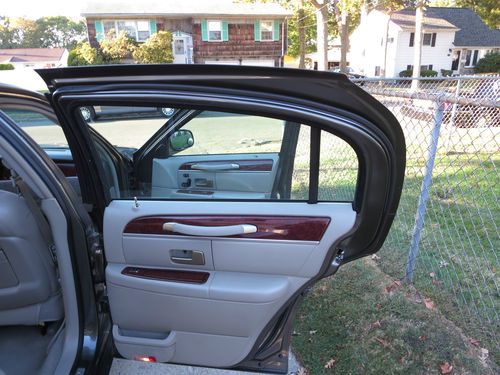 2004 Lincoln Town Car Ultimate Sedan 4-Door 4.6L, image 15
