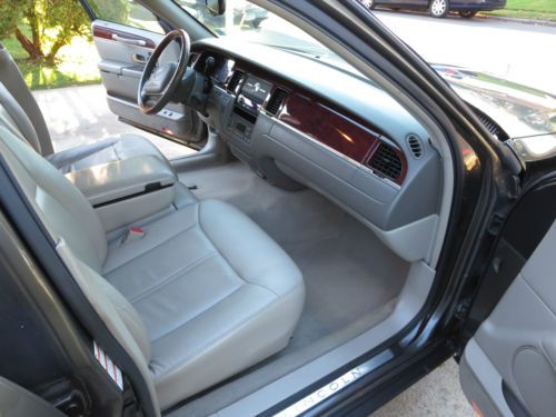 2004 Lincoln Town Car Ultimate Sedan 4-Door 4.6L, image 16