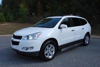 2012 traverse 1lt white,all wheel drive,sunroofs,13k miles like new in and out