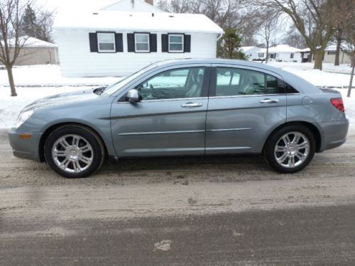 One owner 2007 chrysler sebring limited v6, leather !