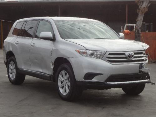 2013 toyota highlander damaged salvage economical only 5k miles export welcome!!