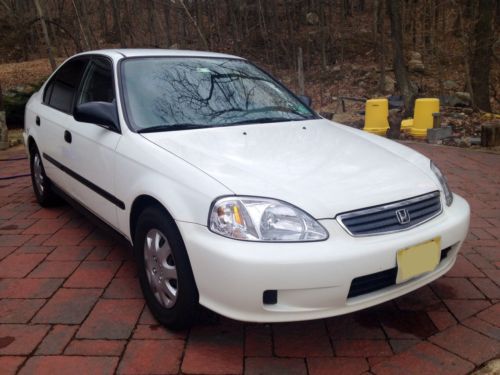 31 mile per gallon, DVD USB player, very well maintained, image 3