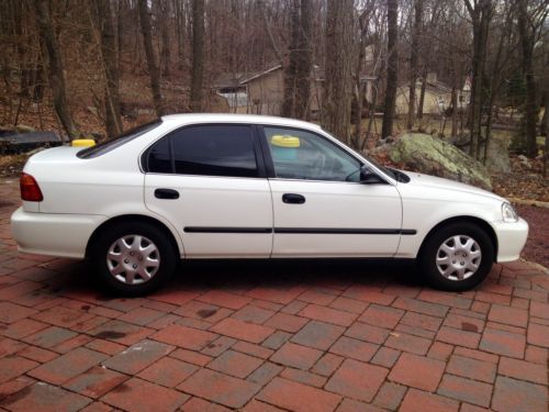 31 mile per gallon, DVD USB player, very well maintained, image 4