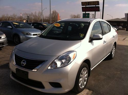 *****2012 nissan versa super clean ********