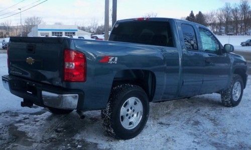11 chevy silverado lt ext cab 4x4 z-71  blue granite metallic  ***2400 miles ***