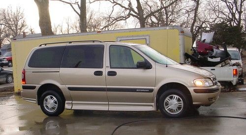 2005 chevrolet venture ls ! wheelchair handicap van ! braun entervan 11,800 mi.