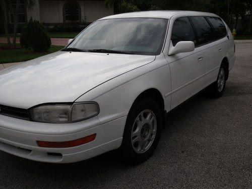 1993 toyota camry le wagon 4-door 3.0l one owner like new condition