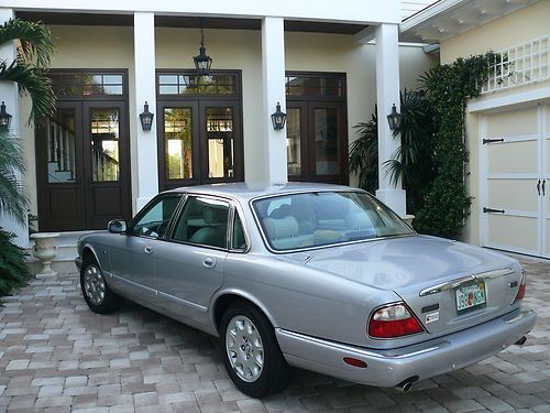 2003 jaguar xj8 base sedan 4-door 4.0l, one owner very low miles