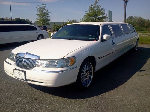 Lincoln town car 100 8 passenger limousine