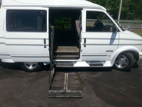 2000 chevy astro mobility van, braun lift+driver seat