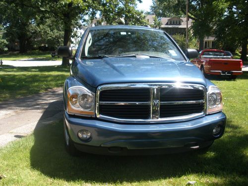 2005 durango dark blue lite grey interior sharp!