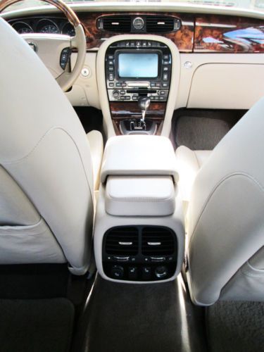 2004 Jaguar XJR Sedan 4-Door 4.2L Supercharged | LOADED & EXQUISITE, image 7