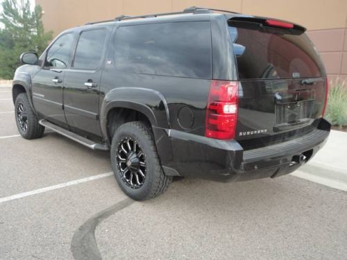 2008 Chevrolet Suburban LTZ / Z71 BLACK ON BLACK, ROOF,NAVI,DVD! CENTER CAPTS, image 4