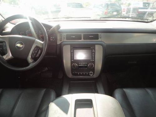2008 Chevrolet Suburban LTZ / Z71 BLACK ON BLACK, ROOF,NAVI,DVD! CENTER CAPTS, image 6