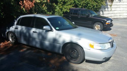 2000 Lincoln Town Car Touring Sedan 4-Door 4.6L, image 2