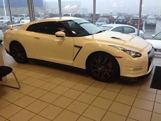 Pre-owned 2014 nissan gt-r premium red interior
