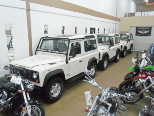 1997 land rover defender 90 located in canada, v8 4.0l,100% original,show cond.