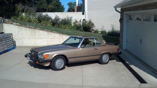 1987 mercedes benz 560 sl excellent condition , low miles, always garaged