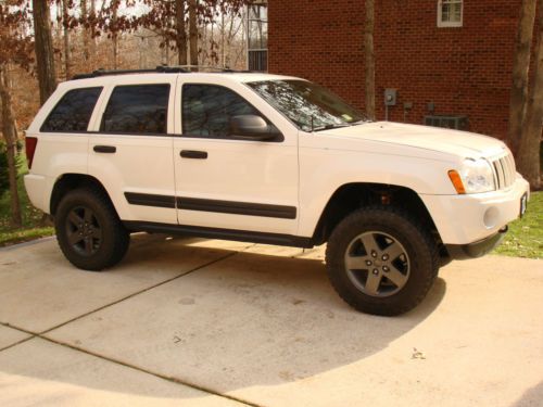 Well maintained &amp; slightly lifted  2005 jeep grand cherokee awd with v6 power