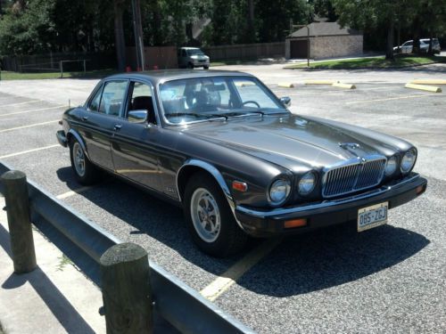 Stunning regent gray with mulberry interior, 58,500 original miles must see