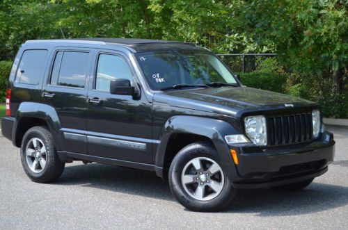 2008 jeep liberty 4x4 3.7-litre v-6 with skyview top!!!
