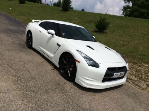 2010 nissan gt-r premium ,wht/black/nav, to many extras,call for detail!!!!