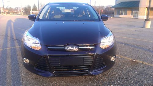 2012 ford focus se sedan 4-door 2.0l