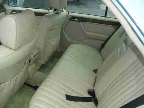 1993 Mercedes Benz 300, image 3