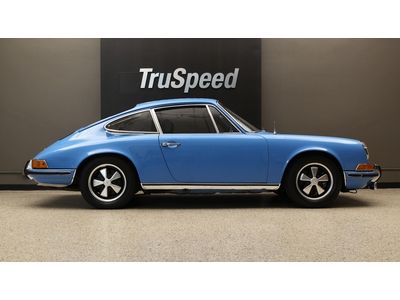 1970 porsche 911 e, pastel blue/black