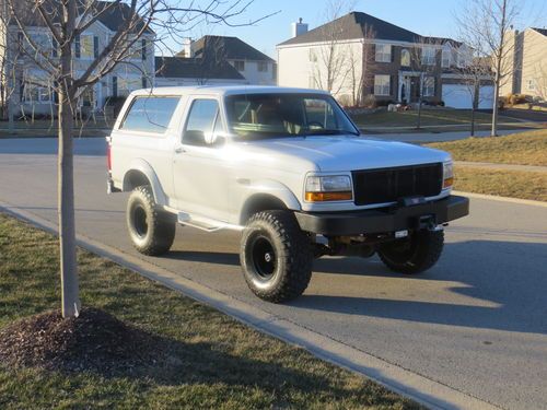 1994 ford bronco xlt sport utility 2-door 5.8l 4x4 lowest miles in country!