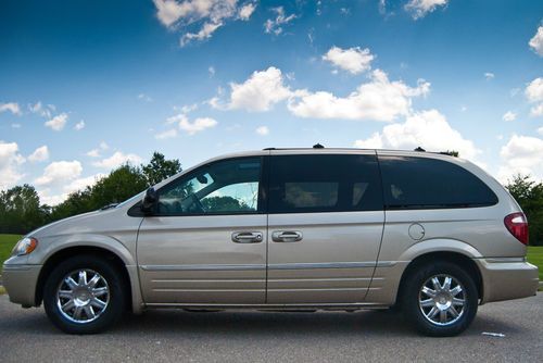 Town &amp; countrt limited - fully loaded -perfect condition