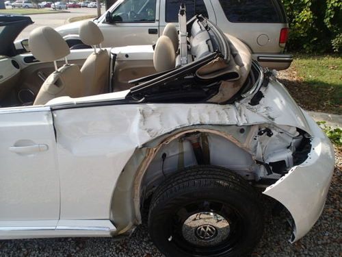 2013 Volkswagen Beetle Convertible, 813 miles, clear title, non salvage, damaged, image 2