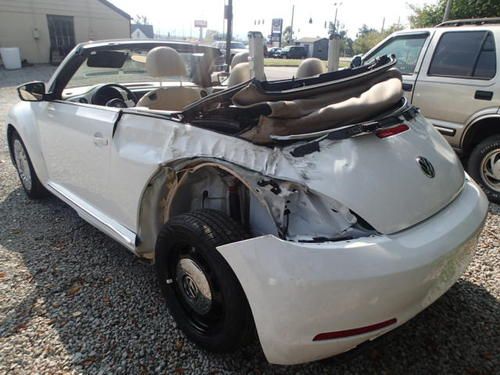 2013 Volkswagen Beetle Convertible, 813 miles, clear title, non salvage, damaged, image 11