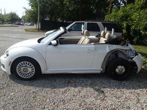 2013 Volkswagen Beetle Convertible, 813 miles, clear title, non salvage, damaged, image 16