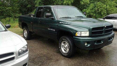 99 dodge ram 1500 4x4 forrest green 318 v8 give me an offer..