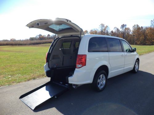 2013 dodge grand caravan wheelchair/handicap ramp van rear entry conversion