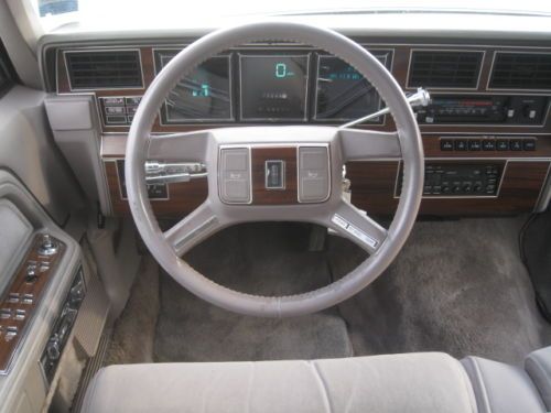 1988 Lincoln Town Car Signature Sedan 4-Door 5.0L NO RESERVE, image 3