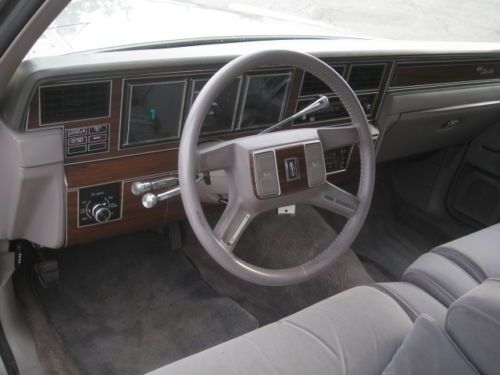 1988 Lincoln Town Car Signature Sedan 4-Door 5.0L NO RESERVE, image 4