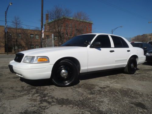 White p71 ex police 64k miles pw pl cruise am/fm cd nice